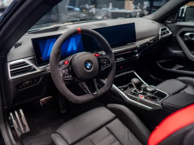 Pose minutieuse de film de protection PPF XPEL sur cette BMW M2 bleue, pour un rendu esthétique et une défense optimale contre les impacts.