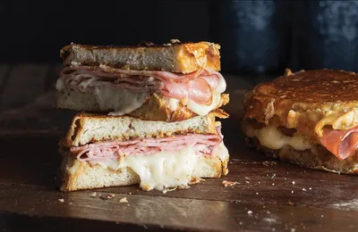 Croque-monsieur gourmet avec charcuterie artisanale à la Boucherie des Copains à Toulouse et Blagnac