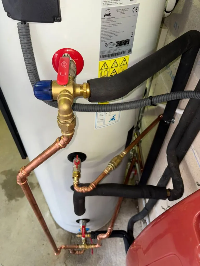 Remplacement du ballon solaire thermique par le thermodynamique YACK.