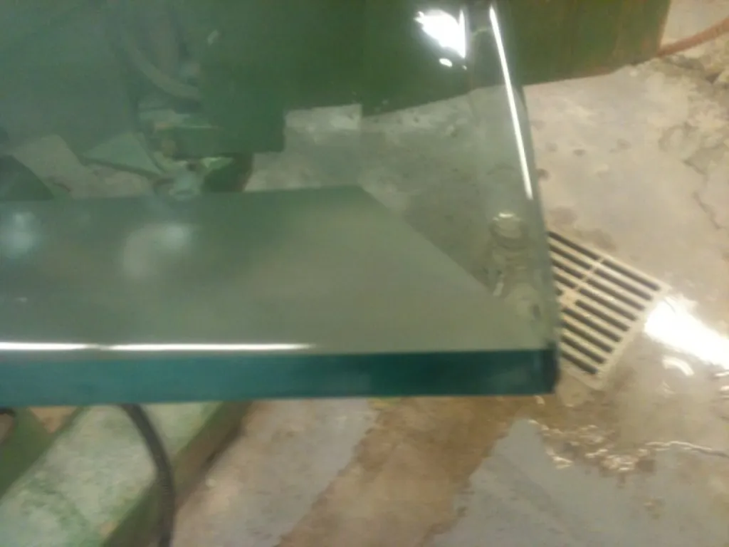 Façonnage d'une dalle de verre 24 mm