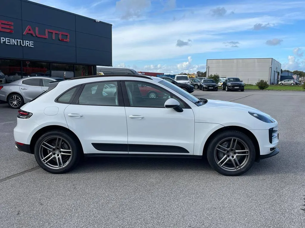 Silhouette élégante de la Porsche Macan à Deauville