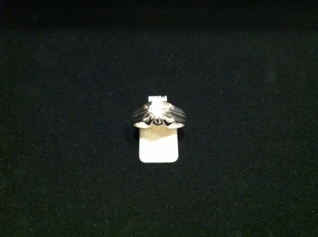 Bague en or gris 18 carats avec un poids de 5.45 grammes. Prix 460 €. Ref : 34324