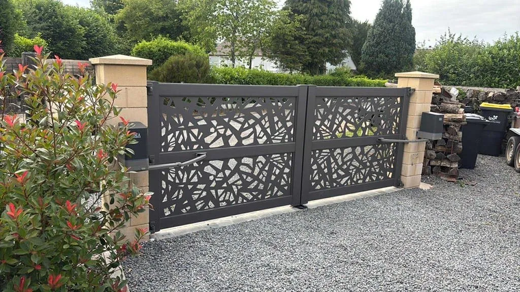 Pose de Portails en Aluminium Motorisés, Modèle Battant ou Coulissant Sur-Mesure à Pont-l'Évêque dans le Calvados 14 et Saint-André-d'Hébertot