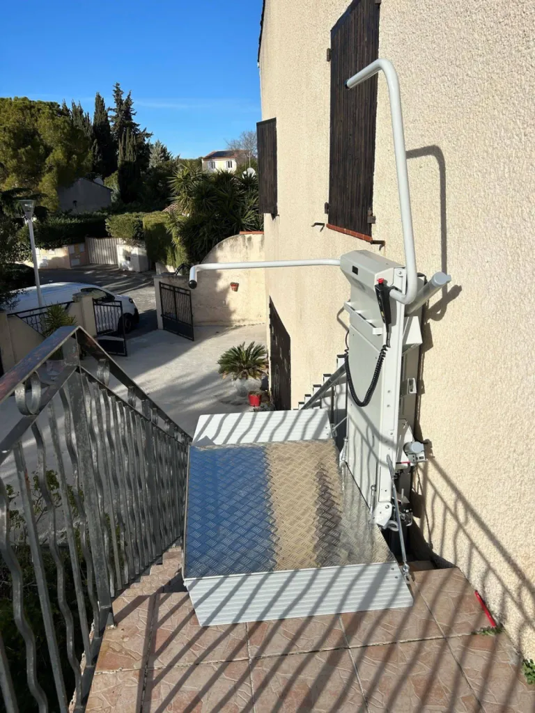 Après une jornée de travail, voici la plateforme oblique Lehner Delta fonctionnelle edans cet escalier droit en extérieur à vitrolles près de Marseille