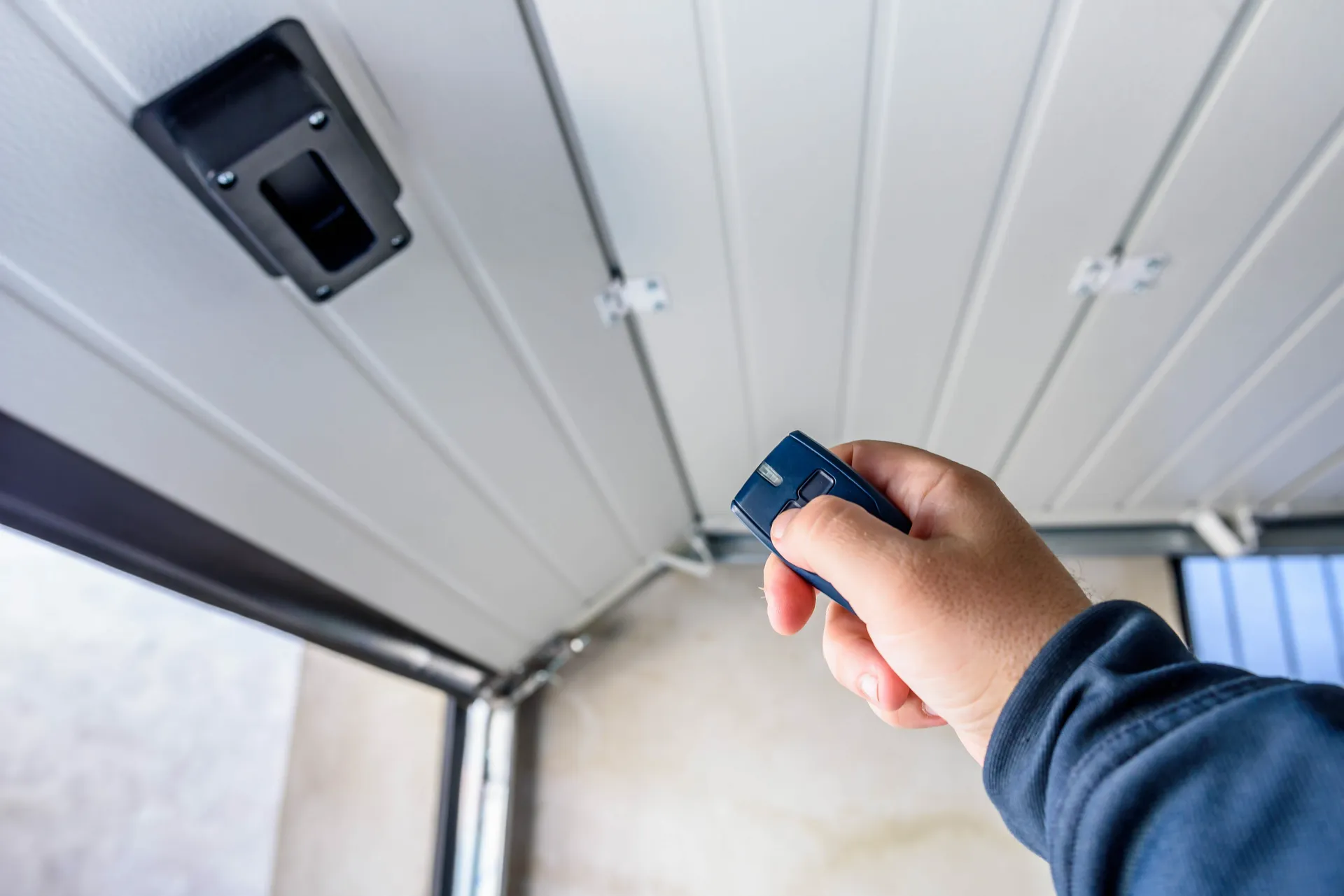 Porte de garage bloquée : faut-il réparer, remplacer une pièce ou prévoir une nouvelle installation ?