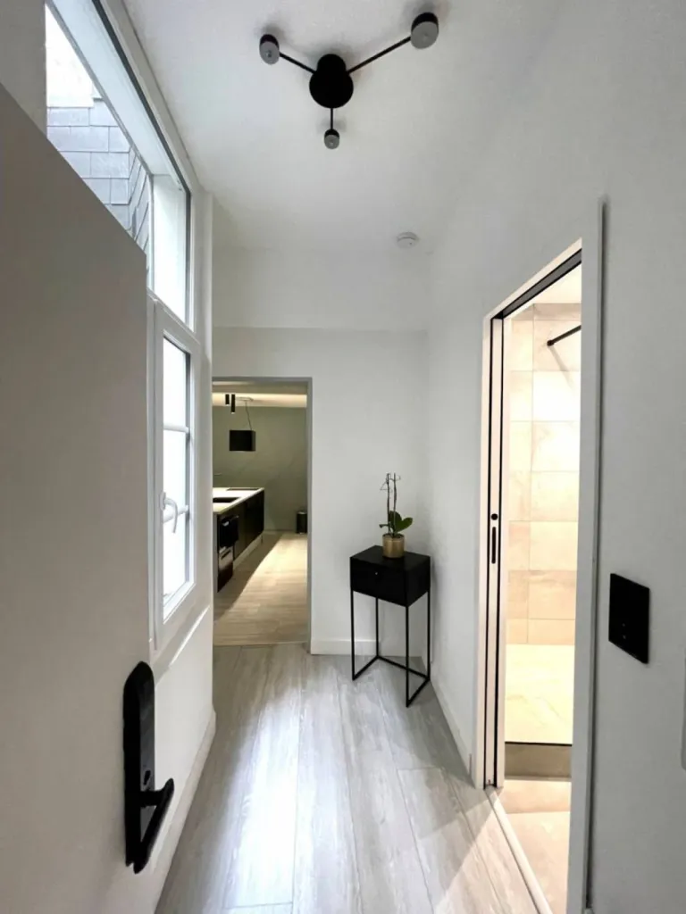 Entrée desservant une première salle de douches