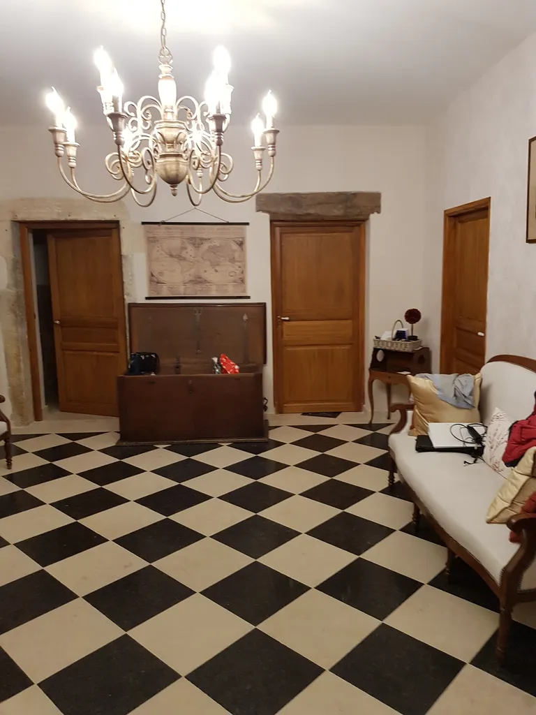 Dallage damier FRANCEPIERRE – Pierre Naturelle Haut de Gamme à Paris et en Île-de-France : Bourgogne, Dordogne, Périgord, Travertin, Sinai Pearl et Atlas