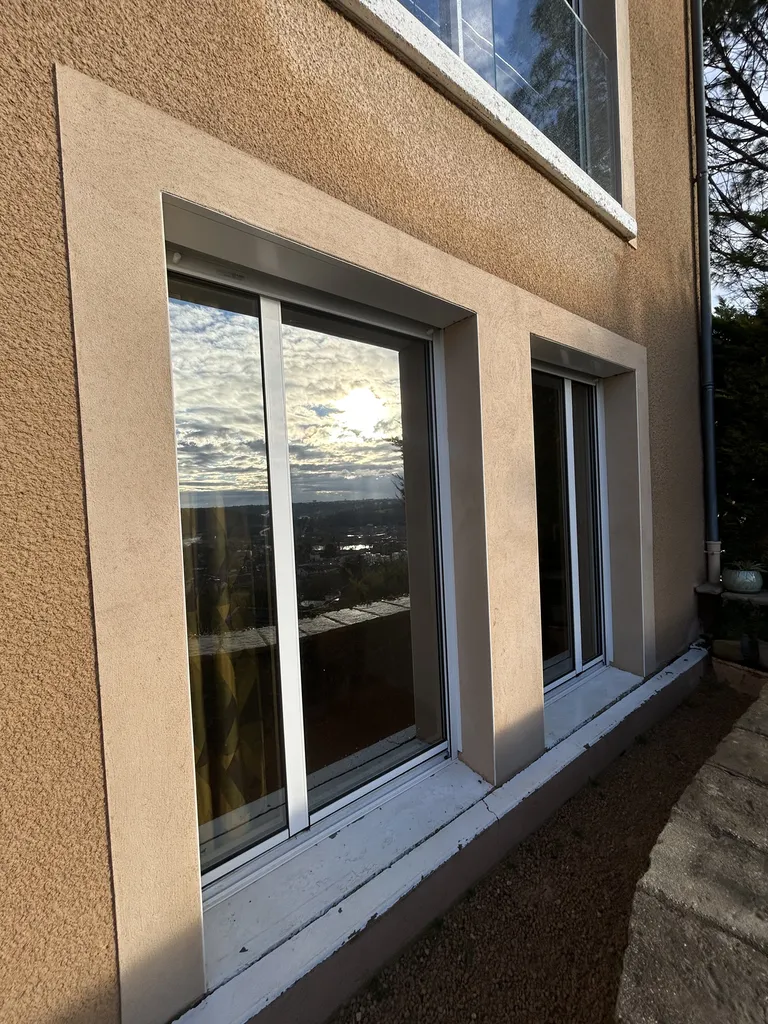 Fenêtres aluminium performantes après remplacement (Uw 1.3, Sw 0.46) améliorant l’isolation thermique et le confort dans une maison à Couzon-au-Mont-d’Or (69)