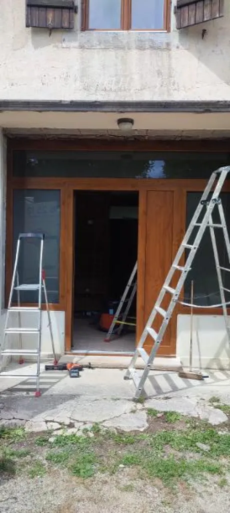 Pose d'une porte d'entrée en PVC imitation bois, haute performance avec châssis vitrés Premium Ouvertures à le Vaudioux dans le Jura