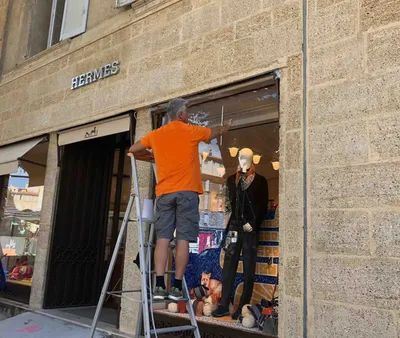 Pose de film anti graffiti et anti UV boutique Hermès à Aix en Provence 13410