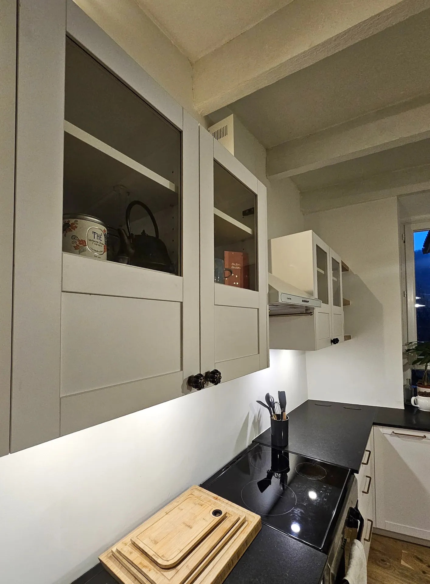 Cuisine sur mesure blanche et chêne à Vogüé : agencement en L, évier timbre d’office et finitions soignées