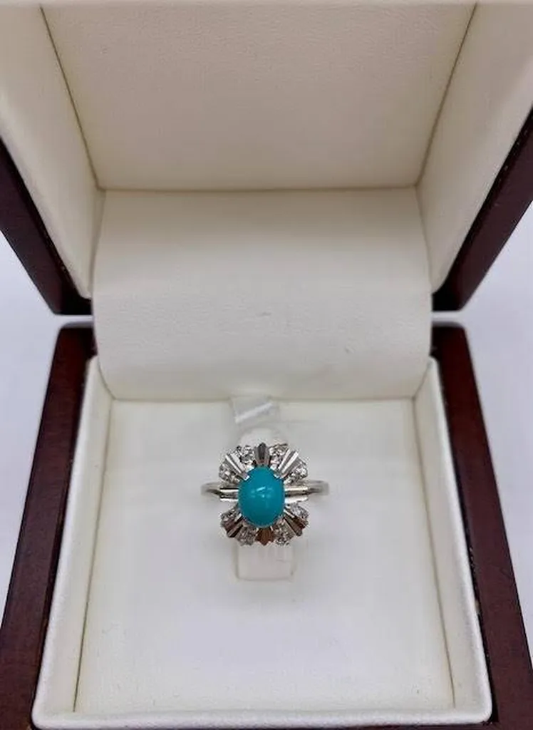 L'Esprit de l'Art Déco Capturé dans une Bague Unique chez Or Ligne près d'Arcachon