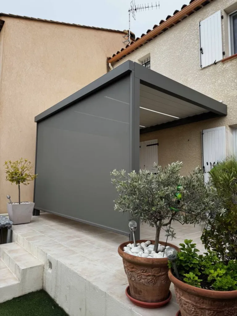 Pose d'une pergola et d'un store vertical à Salon-de-Provence (13)##https://renson.rossipro.fr/details-pose+d+une+pergola+bioclimatique+a+salon-de-provence+confort+et+elegance+toute+l+annee-737