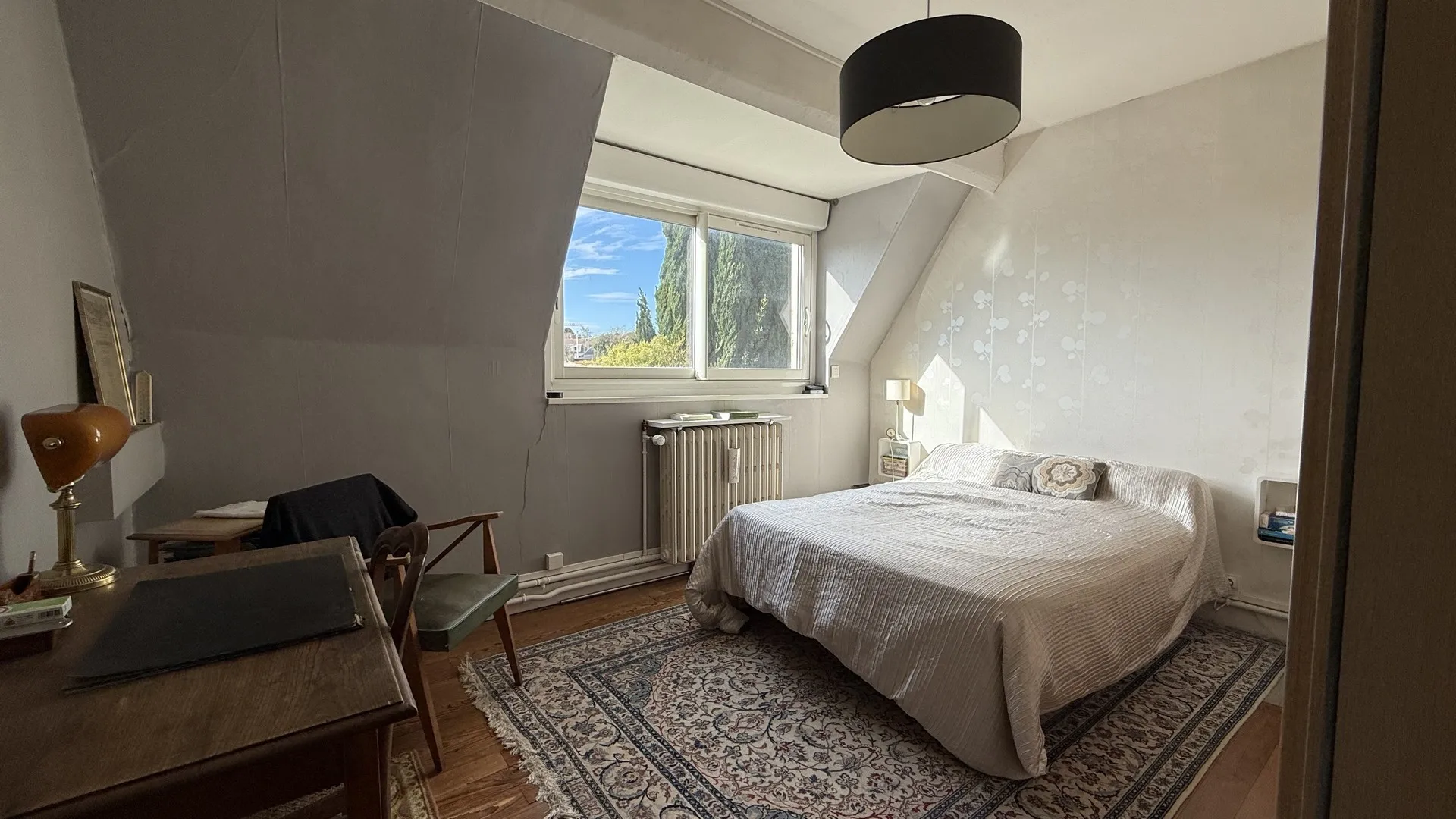 Les équipements incluent menuiseries aluminium double vitrage, chauffage au gaz et fibre optique, atouts pour une maison confortable à vendre à Dieppe.