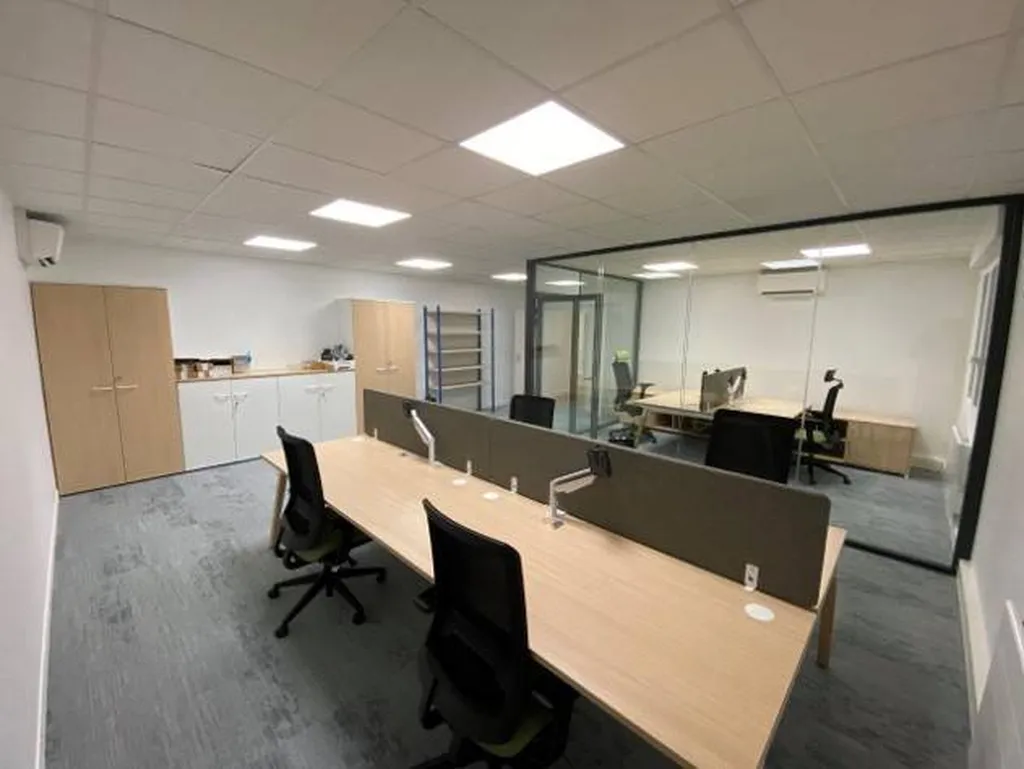 Aménagement de mobilier de bureaux avec écrans de séparation à Bourges