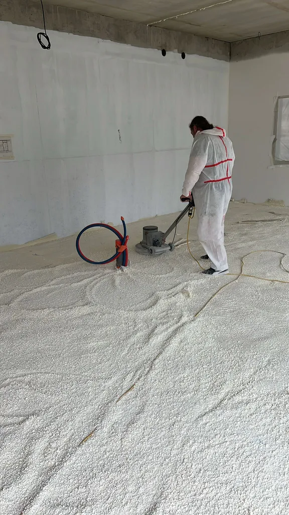 Ponçage au sol de mousse polyuréthane projetée à La Motte-Servolex.