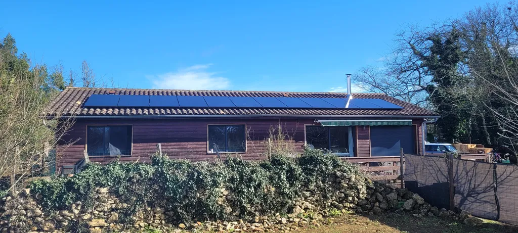 Installation photovoltaïque de 6 Kwc à Pujols-sur-Ciron : Performance et autonomie avec APsystems et modules DUALSUN en autoconsommation