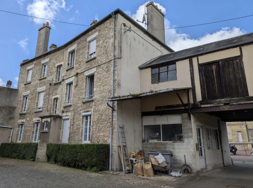 LOCAUX MIXTE À VENDRE