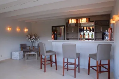 Caveau de dégustation du Domaine de la Garelle décoré par Sacha HOUANT