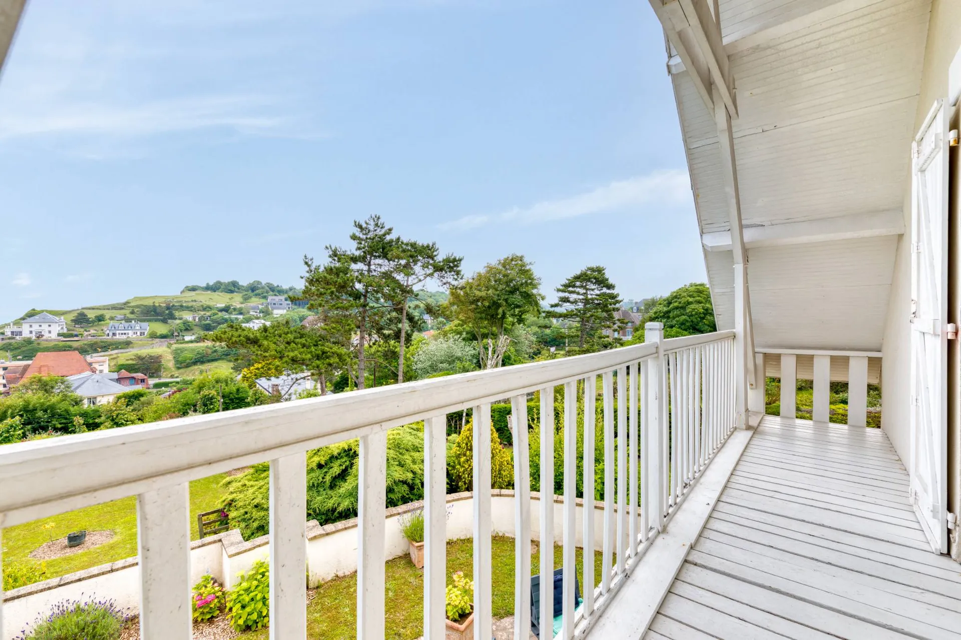 Vends belle propriété de bord mer offrant 170m² habiables.