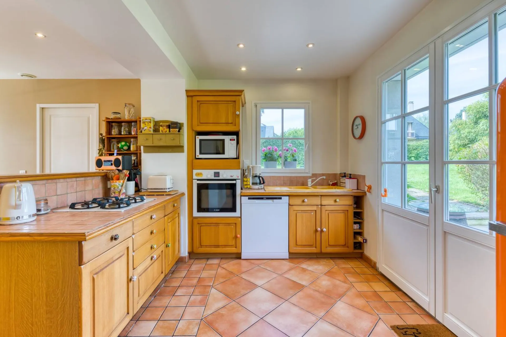 À vendre : Deux magnifiques pièces de réception ornées de carreaux de ciment et de cheminées d’époque.