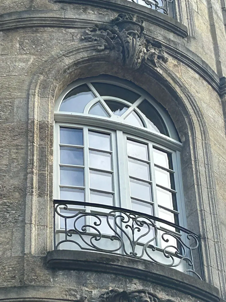 Croisée à la française en bois reproduite à l'identique à Bordeaux