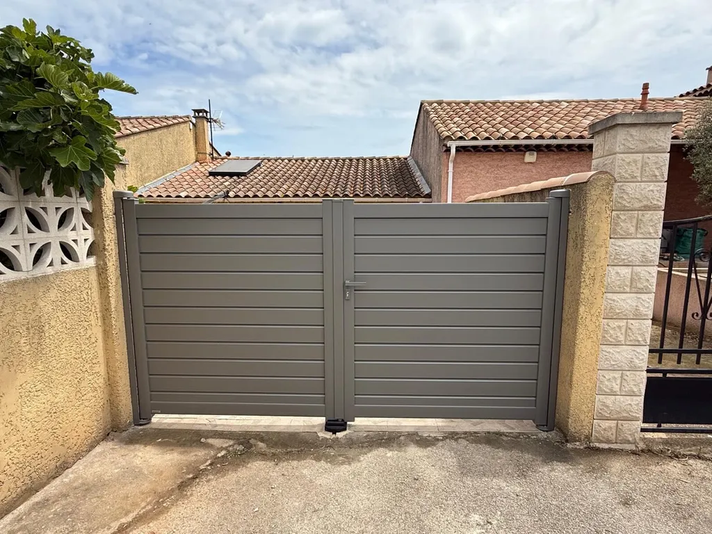 Pose d'un portail Kostum Modèle Litenn sur Sausset les Pins