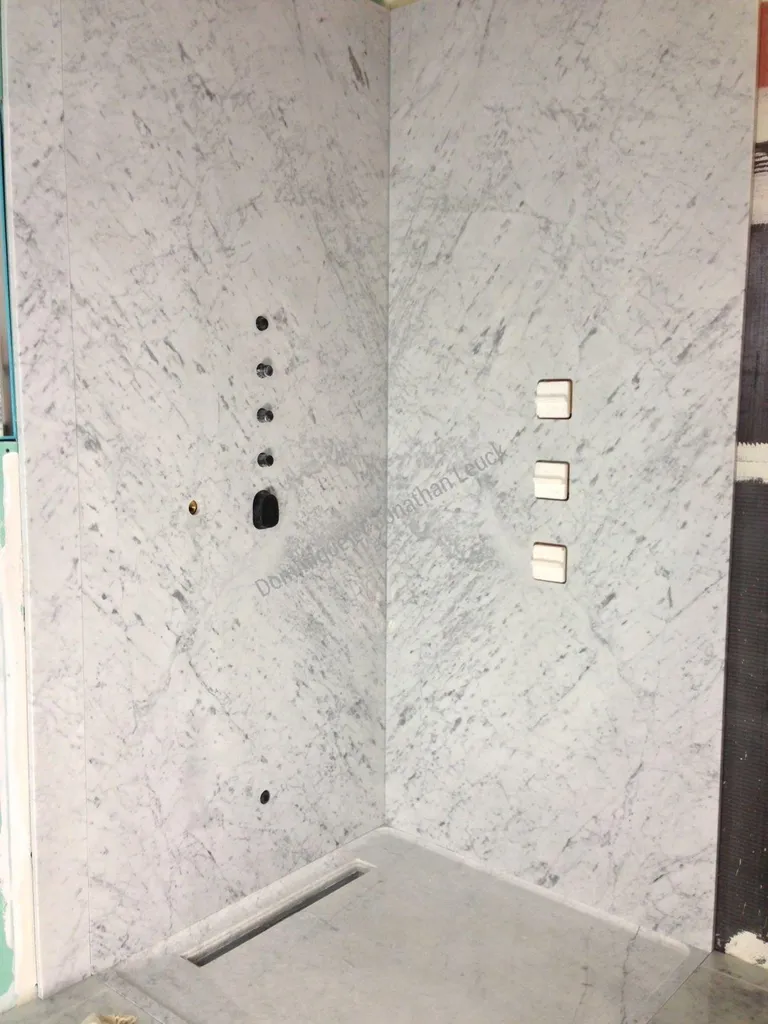 Salle de bains en marbre de Carrare