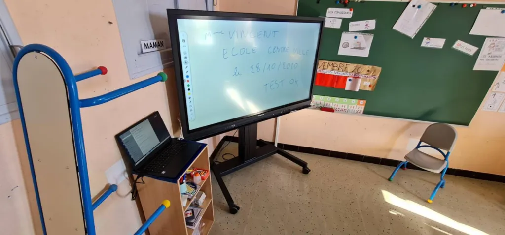 Logiciels pédagogiques et visioconférence pour les cours de maternelle à Lyon