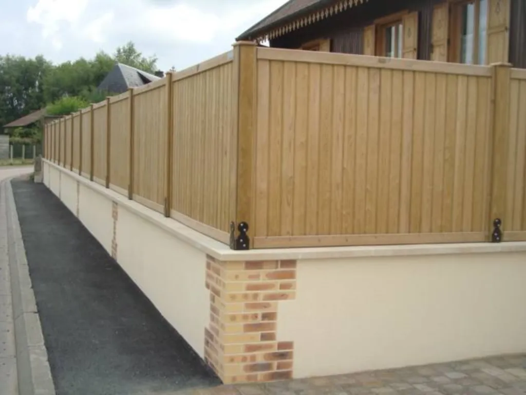 Installation de clôture bois sur mur dans l'Eure 27