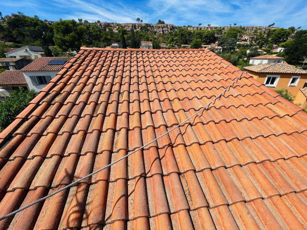 Intervention de Couvreur pour la Réfection de toiture de Maison individuel en tuiles Romane sur Aix-en-Provence 13100