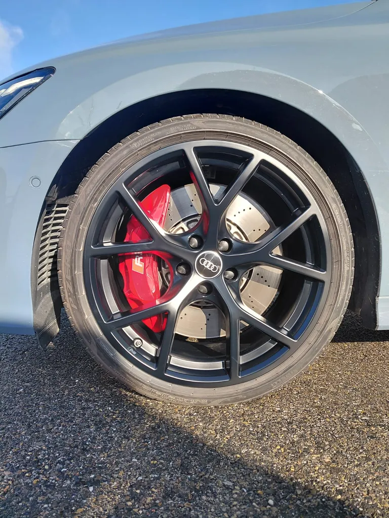 Rénovation intérieur / extérieur de 4 jantes uni d'Audi RS3 de Mornant