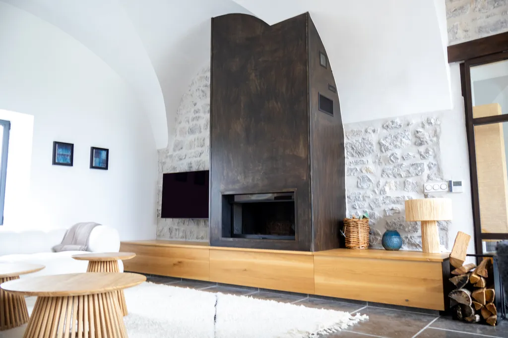 Habillage de cheminée en fer à Ruoms en Sud Ardèche qui sublime un séjour contemporain et lumineux