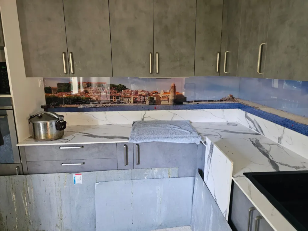 Création d’un fond de hotte pour cuisine personnalisé avec intégration de photos numériques sur le thème de la mer pour un appartement à Carry le Rouet sur La Côte Bleue
