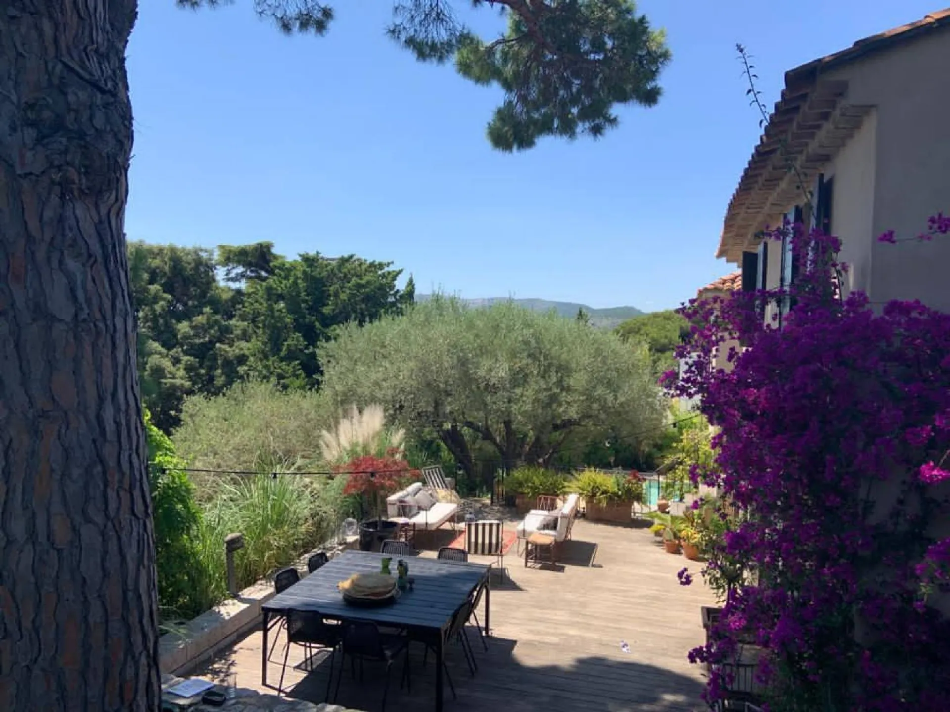 Maison T4 Cassis entièrement rénovée avec goût, au calme nichée dans la verdure avec piscine chauffée 