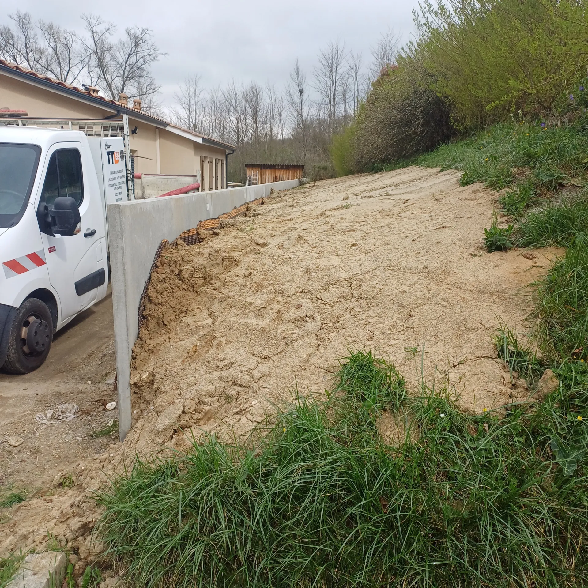création d'un mur de soutènement en L béton préfabriqués sur la commune de sauternes 
