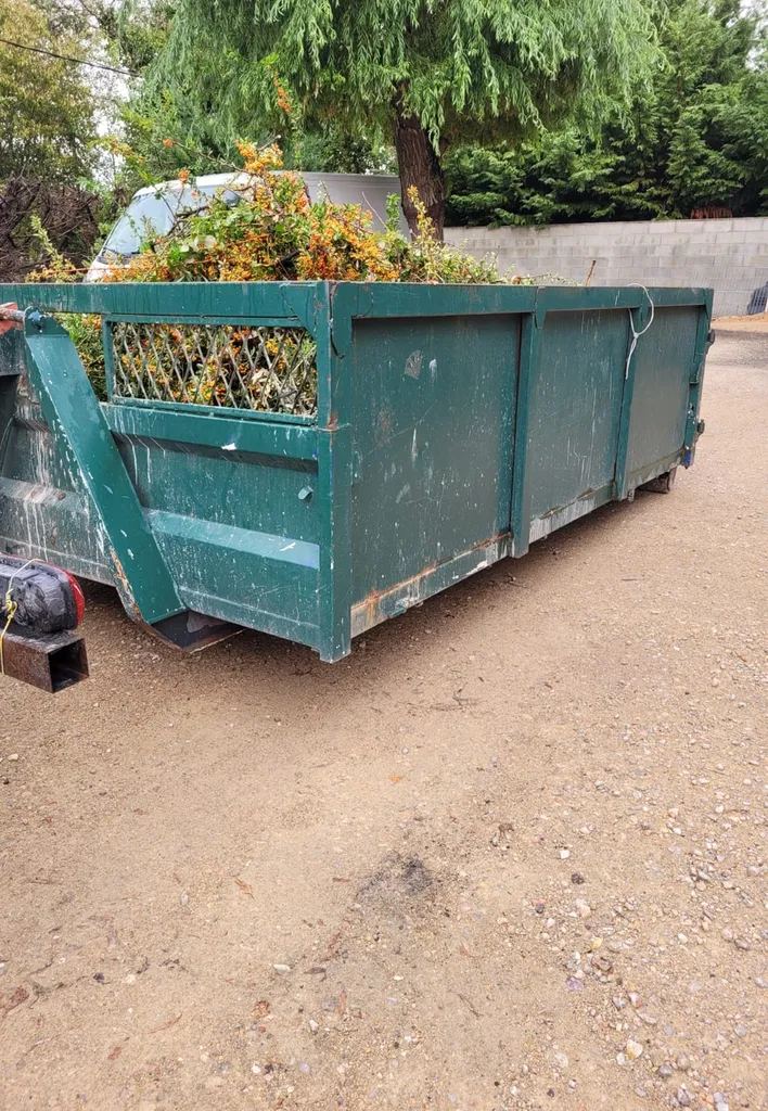 Location benne déchets verts 7m3 à Vidauban vers Cavalaire-sur-Mer  : Pour l'entretien d'espaces verts : gazon, feuilles mortes, racines et résidus de taille.