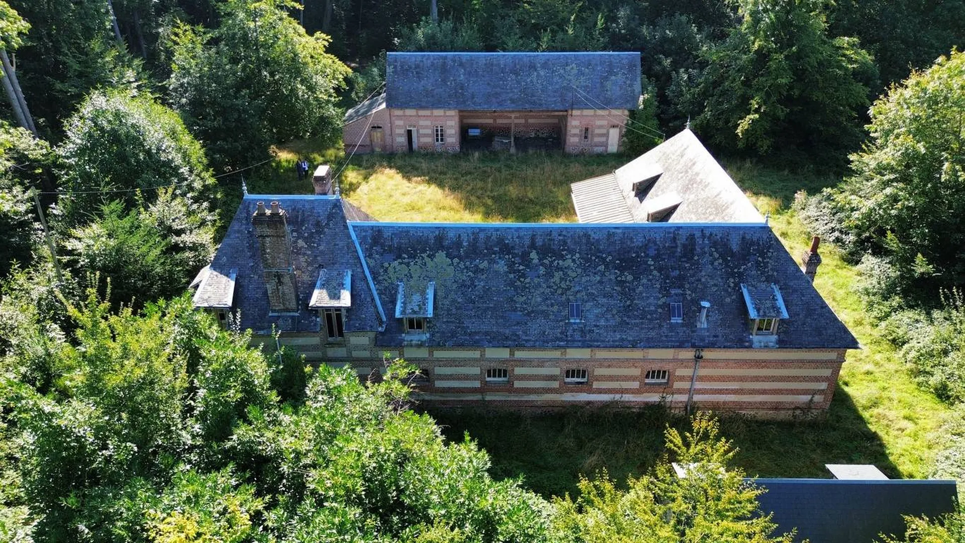 VENDU Corps de ferme à rénover, proche de Forges les Eaux, Normandie 76
