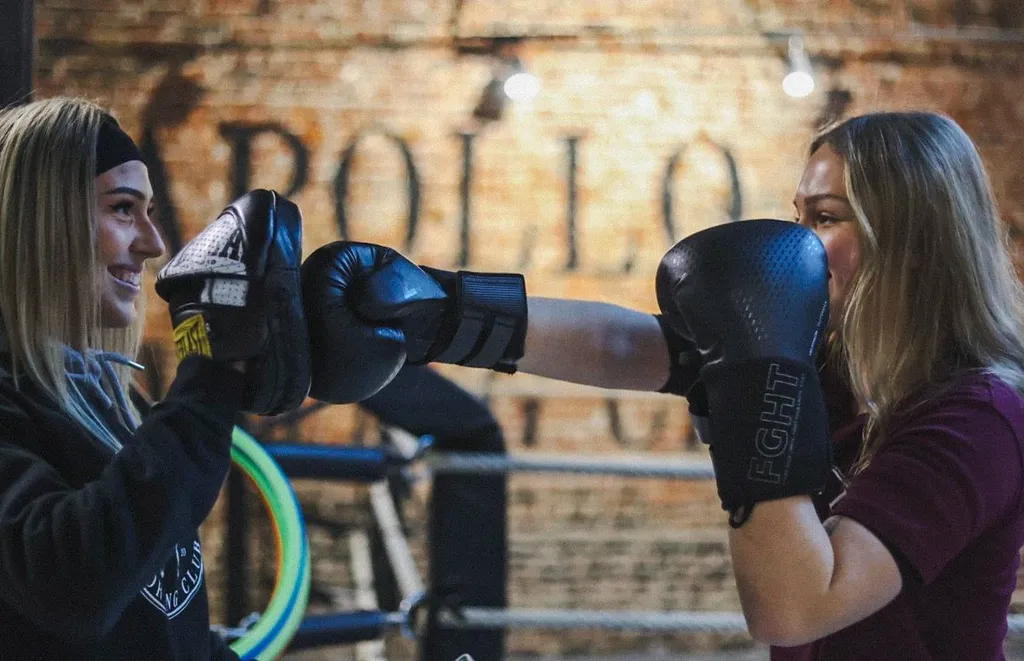 Estime de soi et résilience à Paris : Le parcours inspirant des jeunes boxeurs en difficulté.