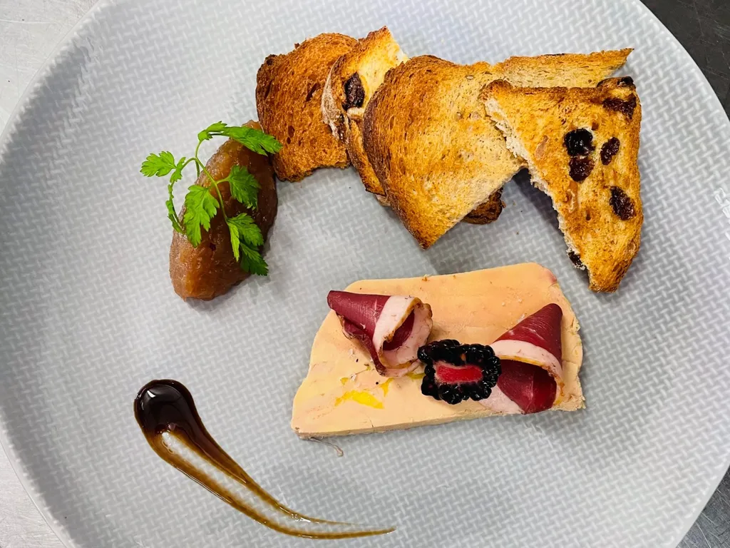 Terrine de Foie Gras de canard maison, confiture pommes oignons et ses tartines croustillantes.