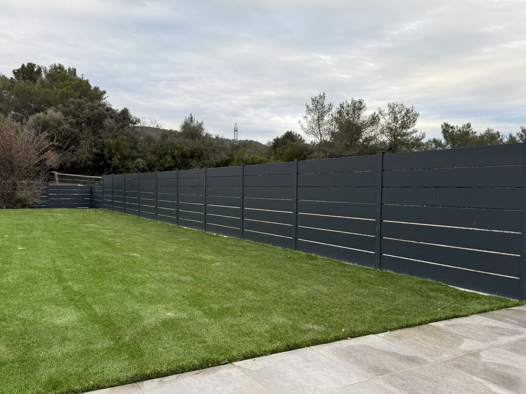Pose de gazon synthétique et aménagement paysager – Domaine de Tourris, La Valette-du-Var