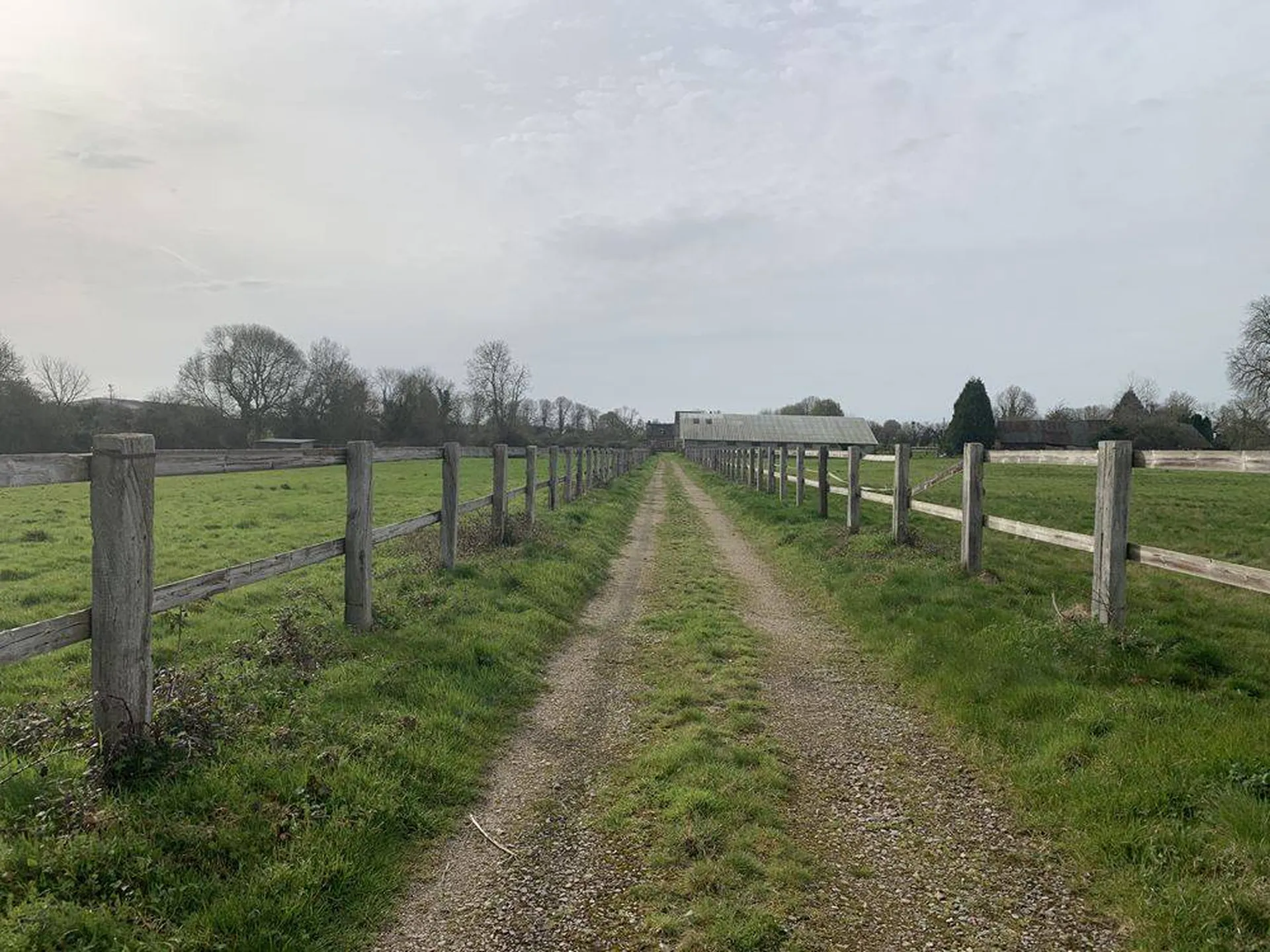 L’Agence Immobilière Terres et Demeures de Normandie située à Lisieux 14100, 41 avenue Victor Hugo, vous propose de venir découvrir dans l'un des plus beaux villages du PAYS D'AUGE avec tous ses commerces, à 10 mn au Nord de LISIEUX 14100 et moins de