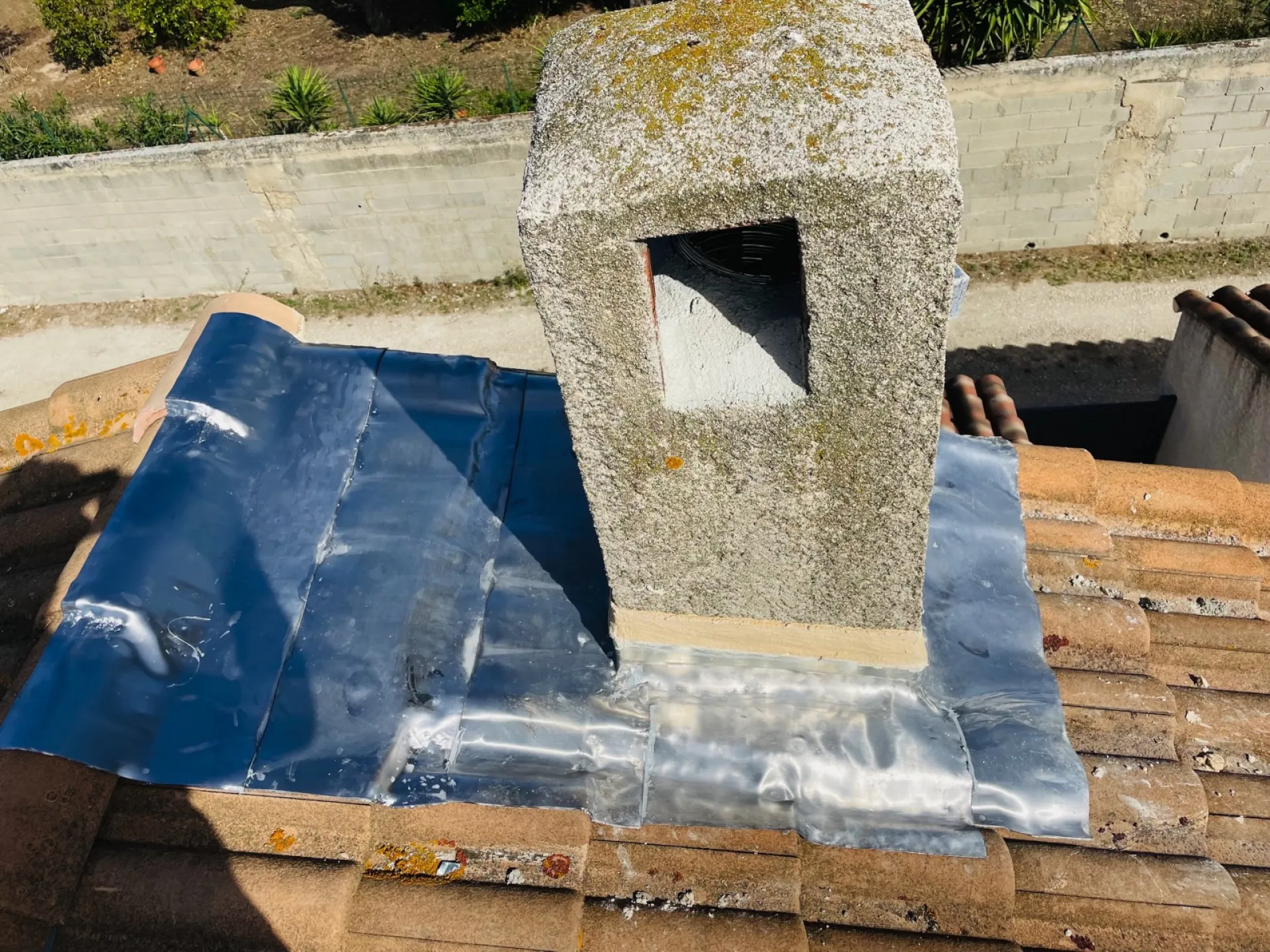 Remplacement d’une étanchéité de cheminée en plomb sur Martigues