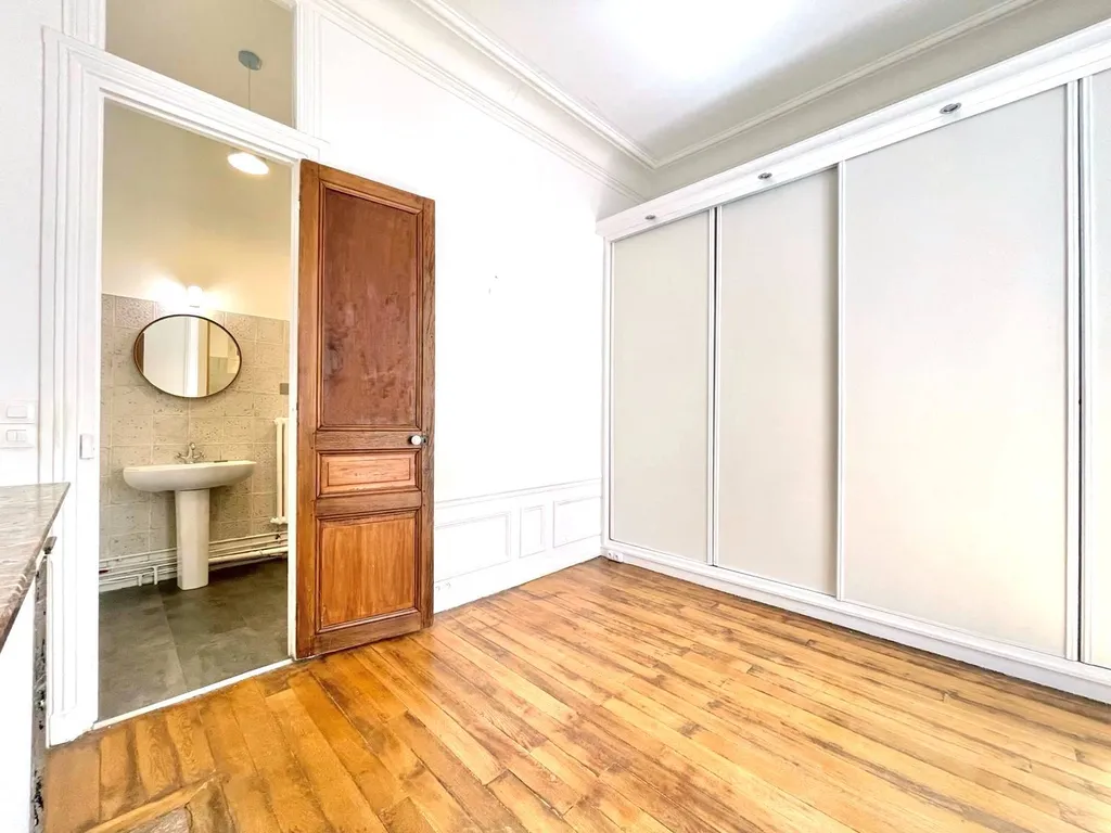 A vendre 2 pièces Parquet moulures cheminée à Paris 75017