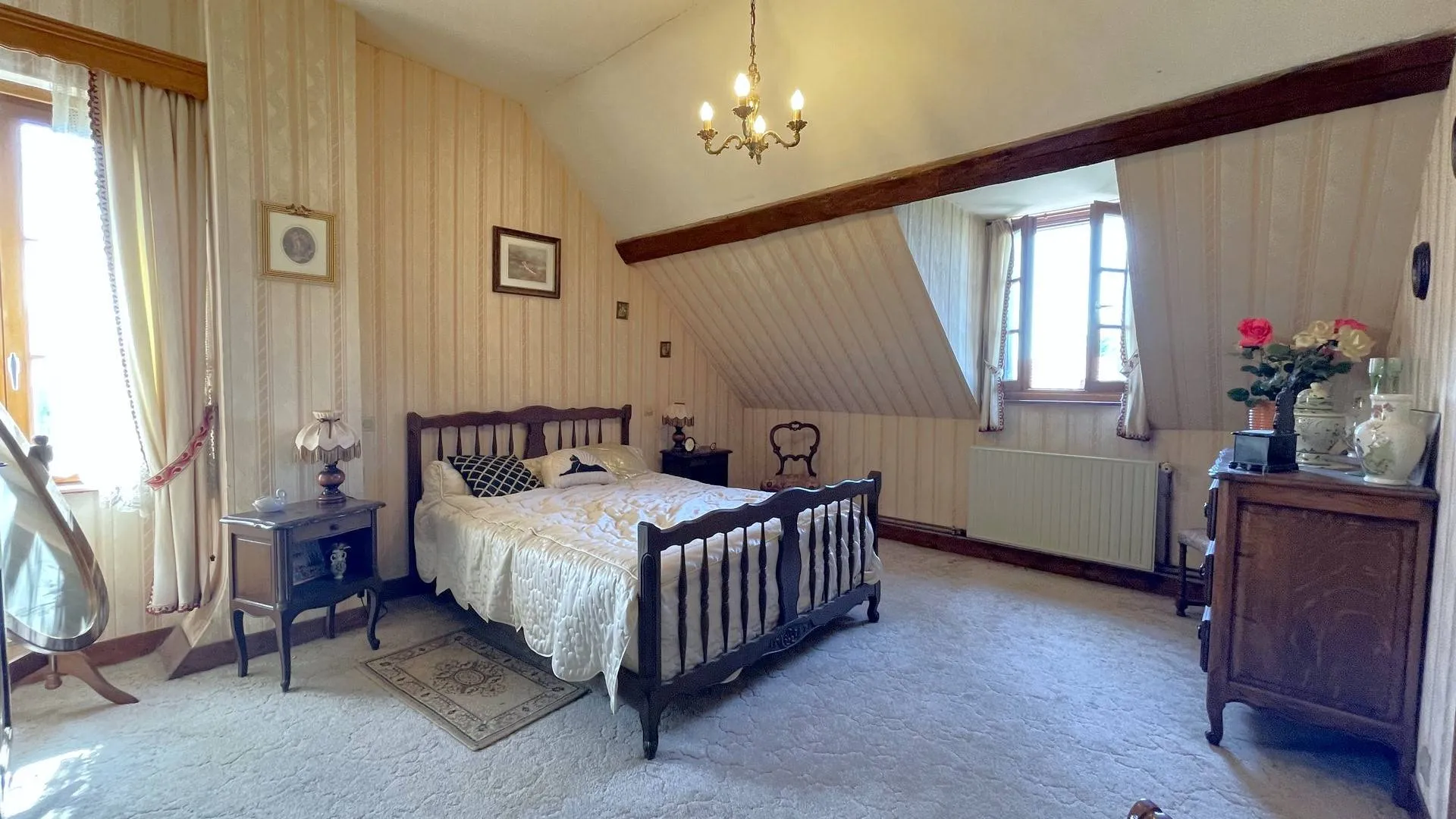 Maison à vendre avec chambres en enfilade** : À l'étage, un palier dessert deux chambres en enfilade.