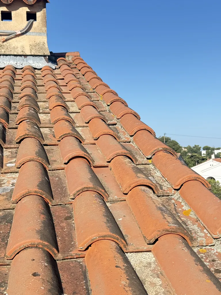 rénovation de toiture prise des maçonneries de toiture  et traitement des tuiles à Six Fours Les Plages