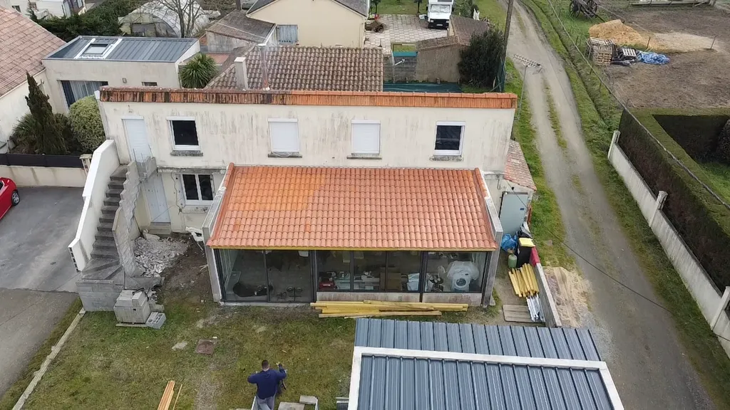 Installation d'une nouvelle charpente en bois traité pour supporter une couverture en tuiles à La Plaine-sur-mer