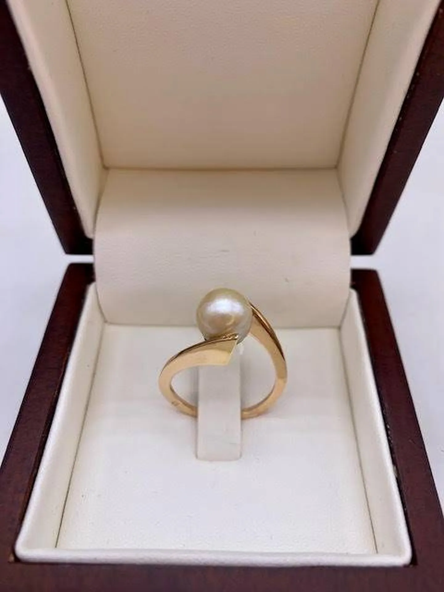 L'Harmonie Parfaite : L'Asymétrie de l'Or et la Beauté d'une Perle chez Or Ligne à La Teste de Buch près de Bordeaux