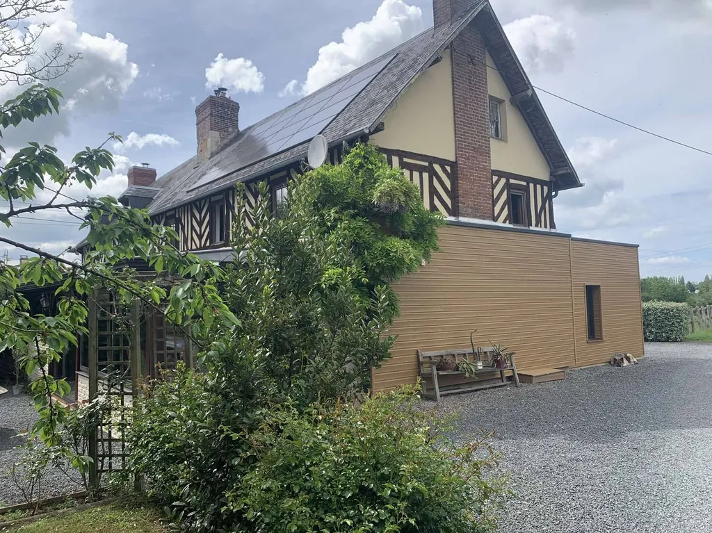 A acquérir, dans le CALVADOS, entre BONNEBOSQ (14340) et CAMBREMER (14340) exploitation agricole avec 24 ha 70 a, une maison d'habitation et bâtiments agricoles.