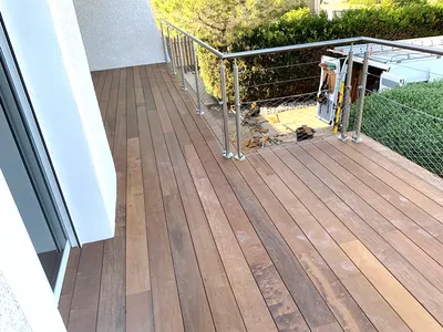 Rénovation d'un espace extérieur avec une terrasse en bois itoba sur-mesure pour jardin et détente à Marseillan